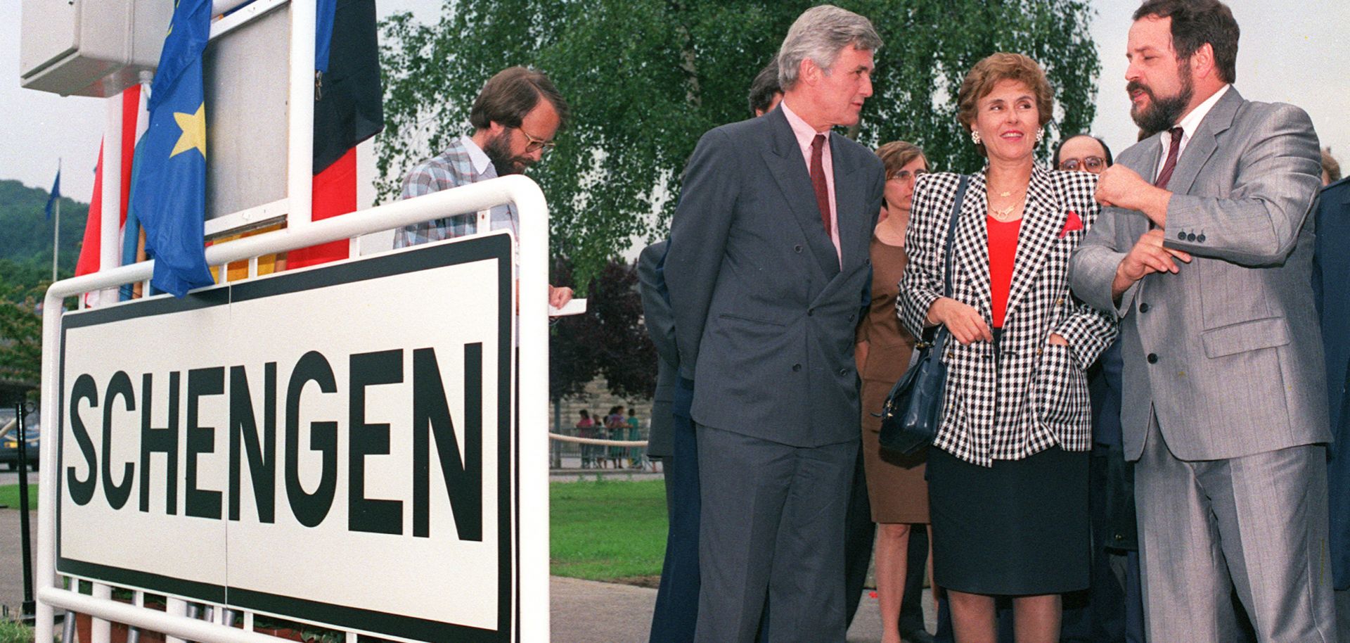 French minister for European affairs Edith Cresson (C) is flanked by Luxemburg's G. Wohlfahrt (D) and Belgium's Keersmaeker (L) in Schengen the day of the signature of the Schengen Agreement, 19 June 1990. 