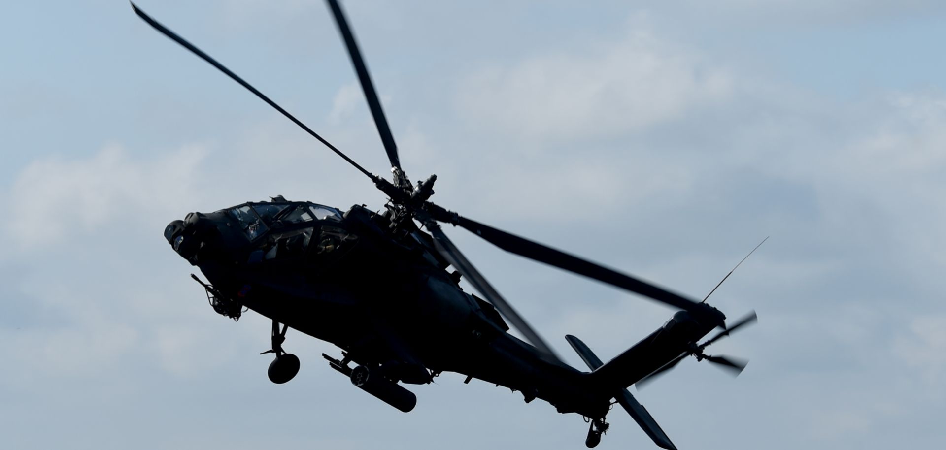 An image of a combat helicopter, type "Apache," of the U.S. Army.