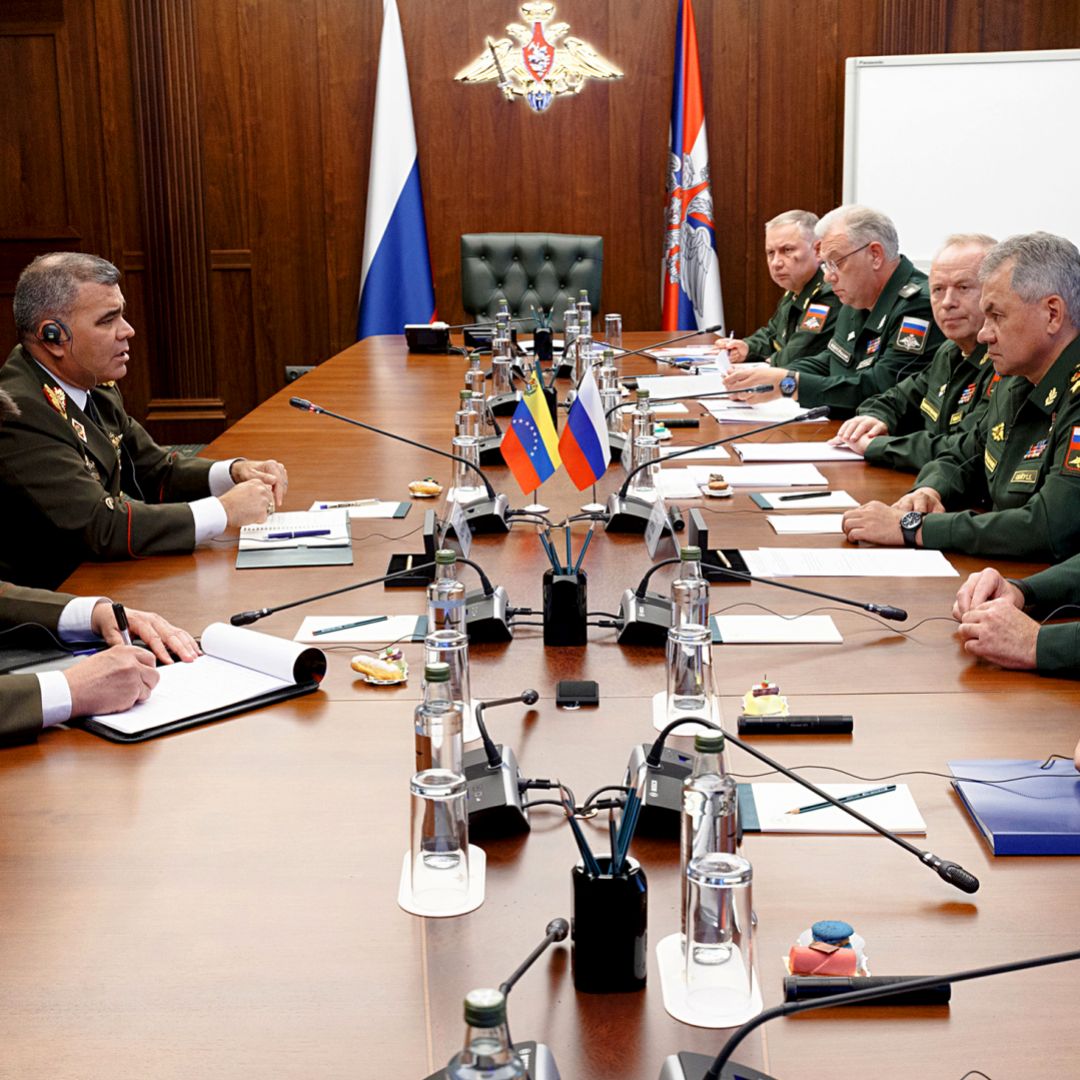 Russian Defense Minister Sergei Shoigu (second from right) and his Venezuelan counterpart, Vladimir Padrino Lopez (second from left), hold a meeting in Moscow. 