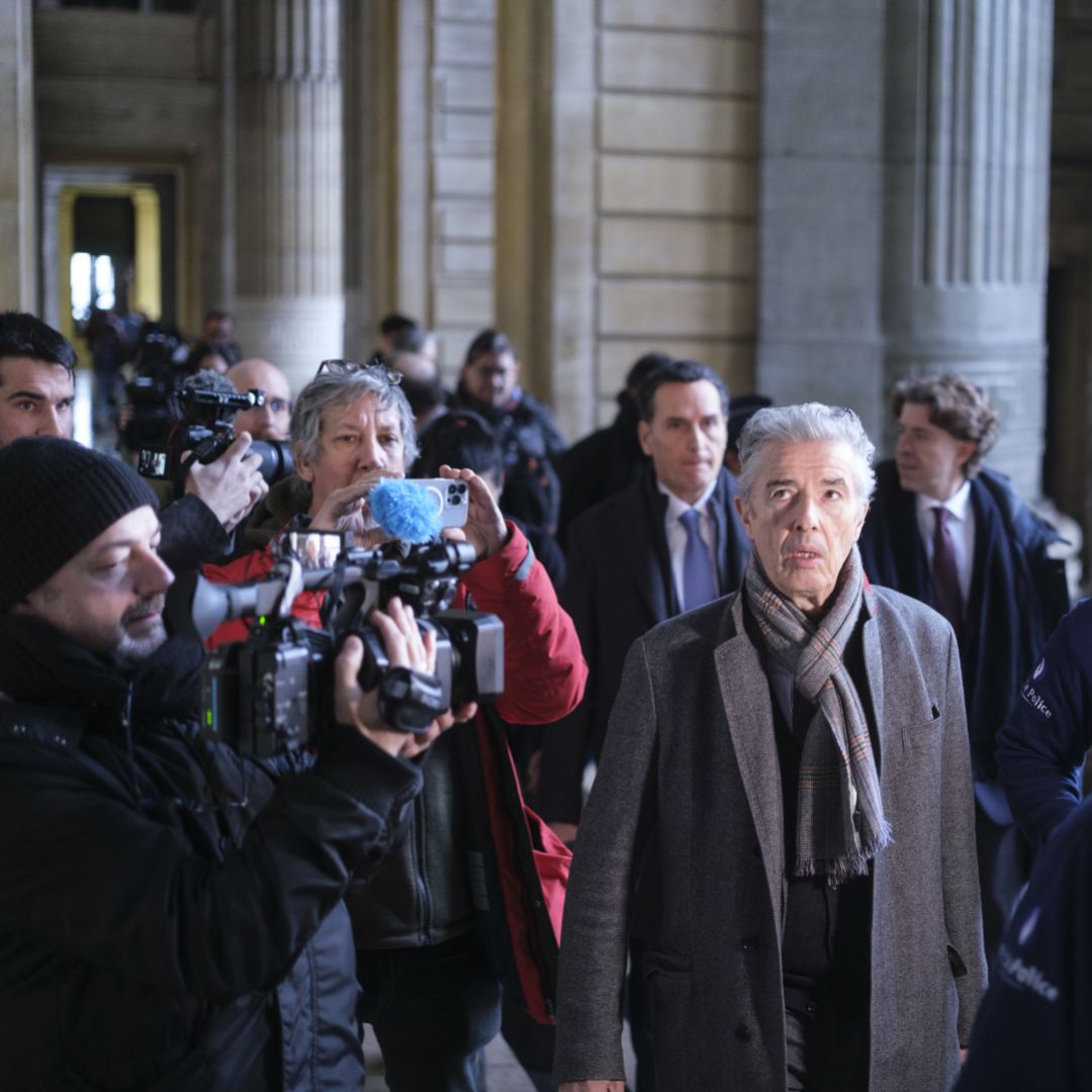 Journalists surround one of the lawyers (front) representing former European Parliament Vice-President Eva Kaili, who has been charged in a corruption investigation involving Qatar, at a courthouse in Brussels, Belgium on Dec. 22, 2022.