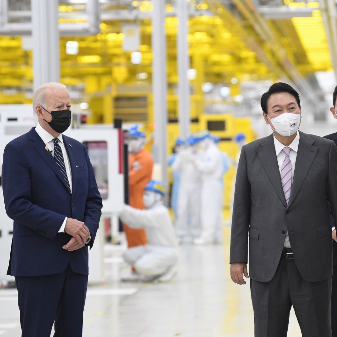 U.S. President Joe Biden (R) and South Korean President Yoon Suk-yeol (C) and Samsung personnel on May 20, 2022, at the Samsung Electronic Pyeongtaek Campus in Pyeongtaek, South Korea. U.S. President Joe Biden will arrive May 24 in Japan, where he is expected to provide details about the Indo-Pacific Economic Framework. U.S. President Joe Biden (R) and South Korean President Yoon Suk-yeol (C) and Samsung personnel on May 20, 2022, at the Samsung Electronic Pyeongtaek Campus in Pyeongtaek, South Korea.