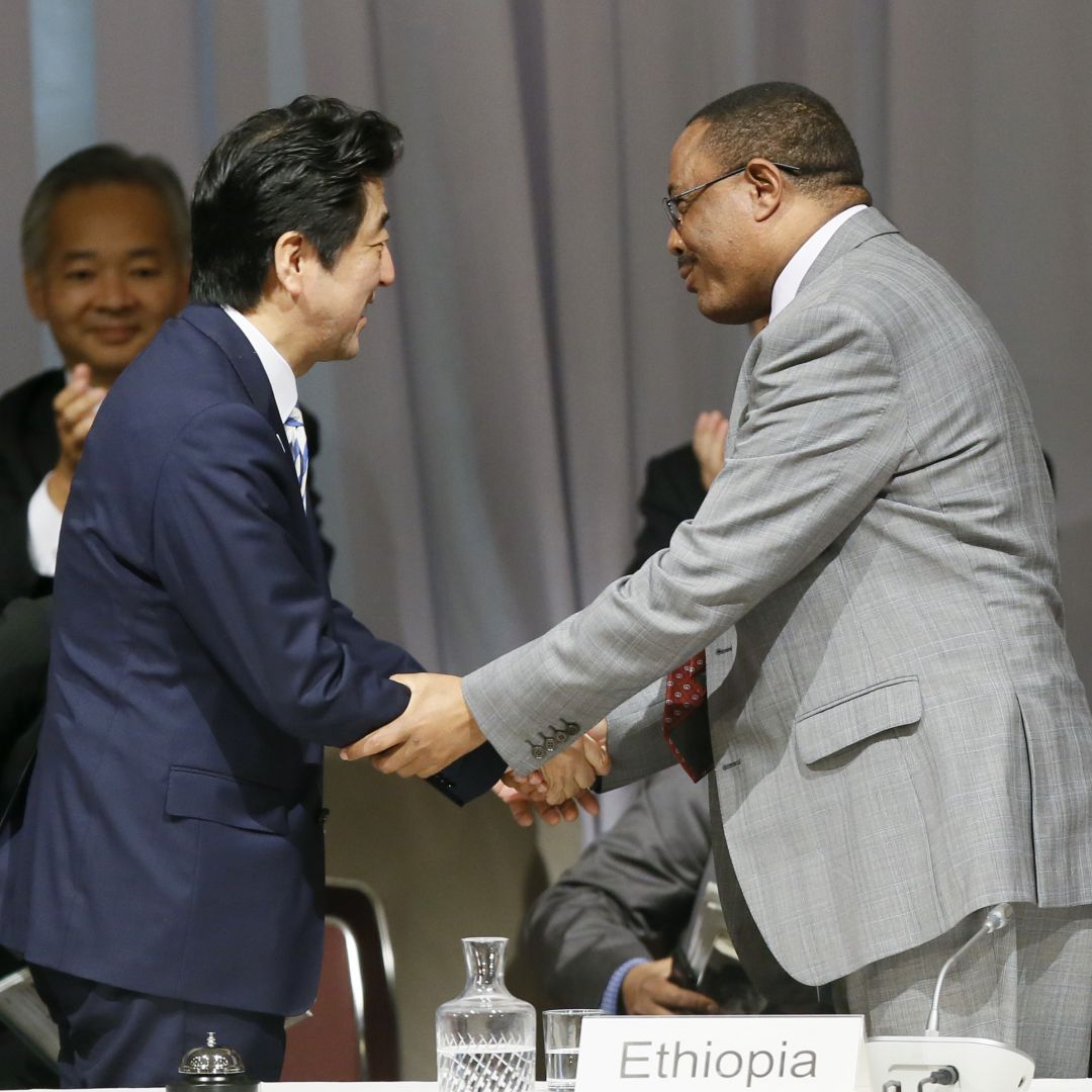 Ethiopian Prime Minister Hailemariam Desalegan and Japanese Prime Minister Shinzo Abe shake hands.